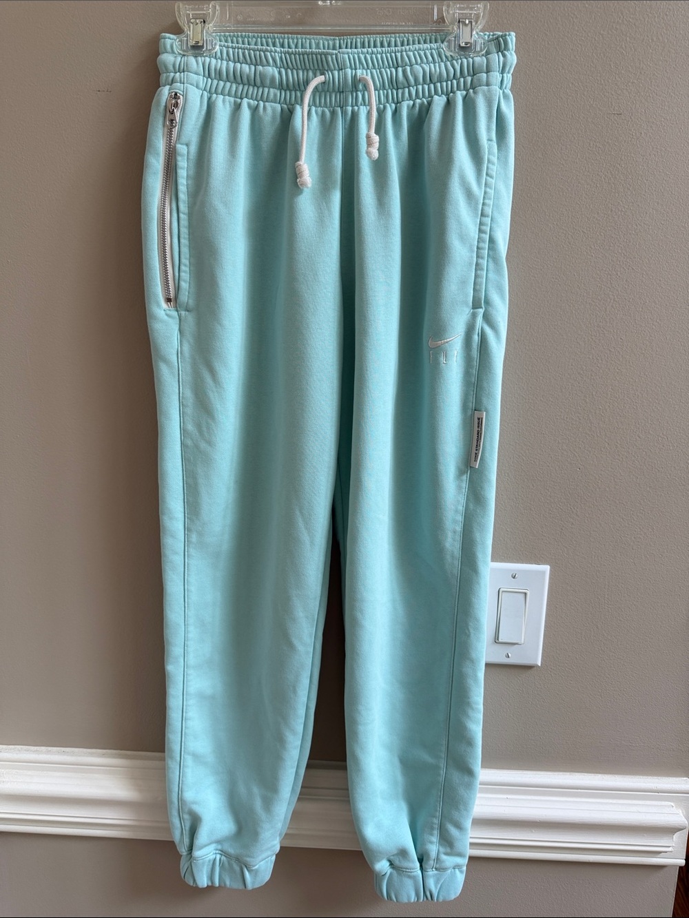 Nike Women’s Swoosh Fly Standard Issue Basketball Sweatpants Small